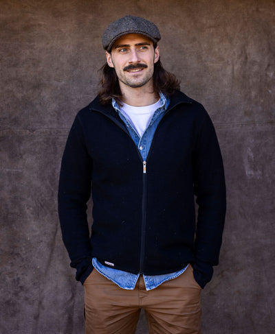 Man i en sportig, lantlig stil med Harris tweedkeps.