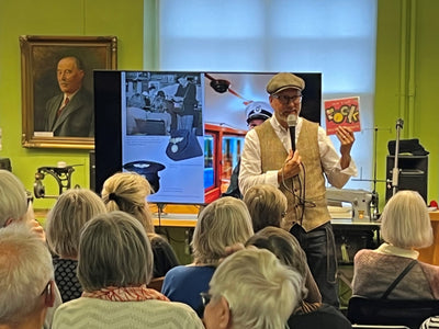 Guide berättar på fabriksvisning