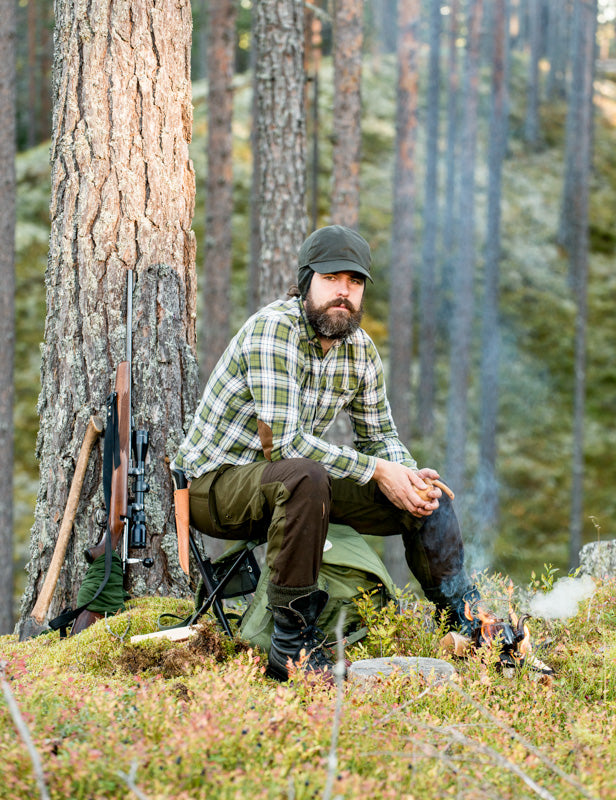 Jägare i grön jaktkeps