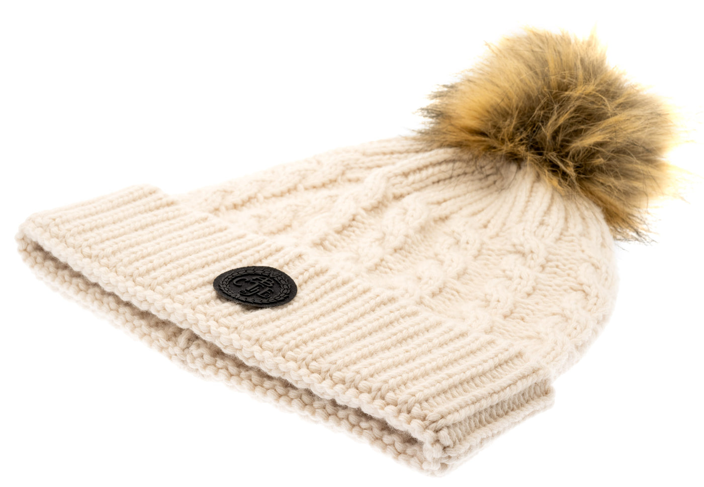 Vit kabelstickad mössa med pälstofs
