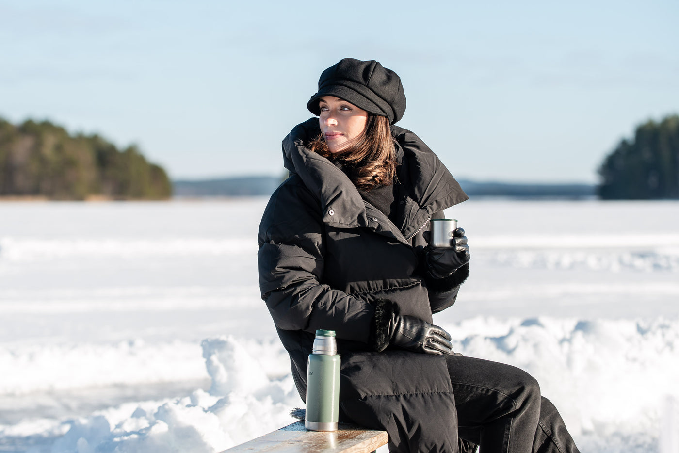 Woman i black winter hat