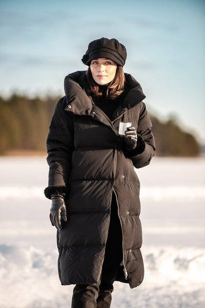 Woman i black wool hat winter 