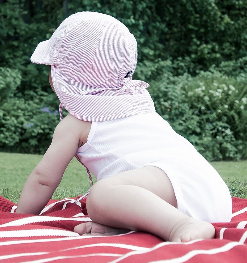 Freddy Jr. Seersucker Red Solhatt for barn Baby Sun protection hat CTH Ericson of Sweden