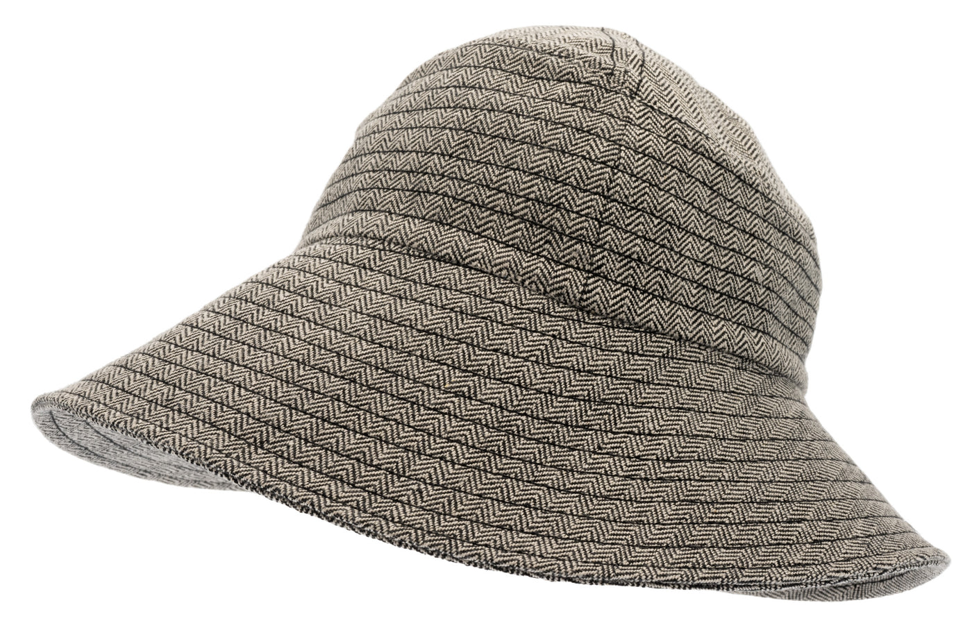 Svensktillverkad hatt i svart tyg från Växbo lin